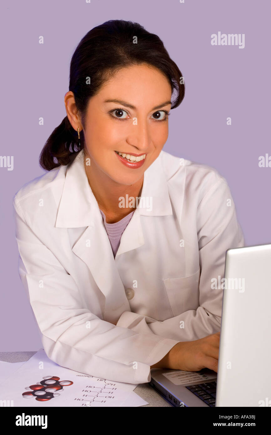 Lab Tech benutzt Computer, um ihre Forschungs- und Aufzeichnungen zu unterstützen. Stockfoto