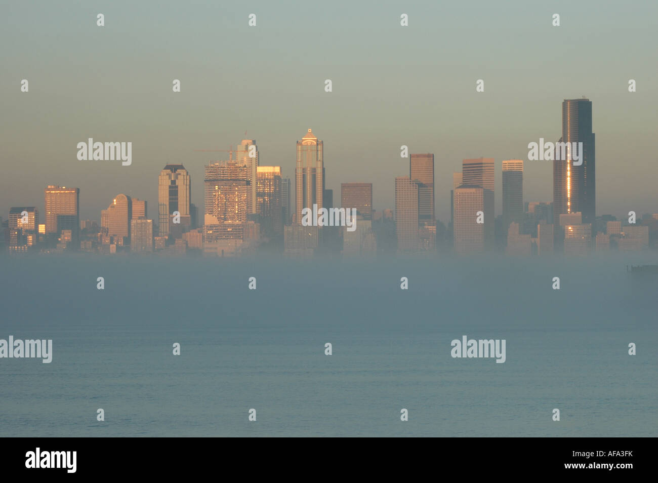 Neblig Skyline Blick auf Downtown. Stockfoto