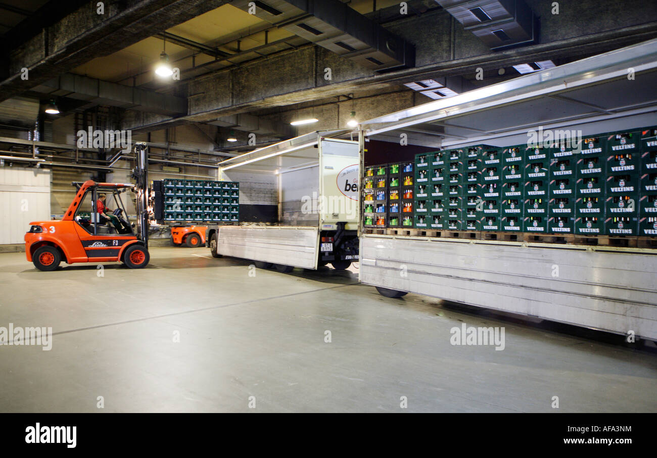 Brauerei C A Veltins GmbH Und Co im Zentrum das Be- und Entladen des LKWs in der Logistik Stockfoto