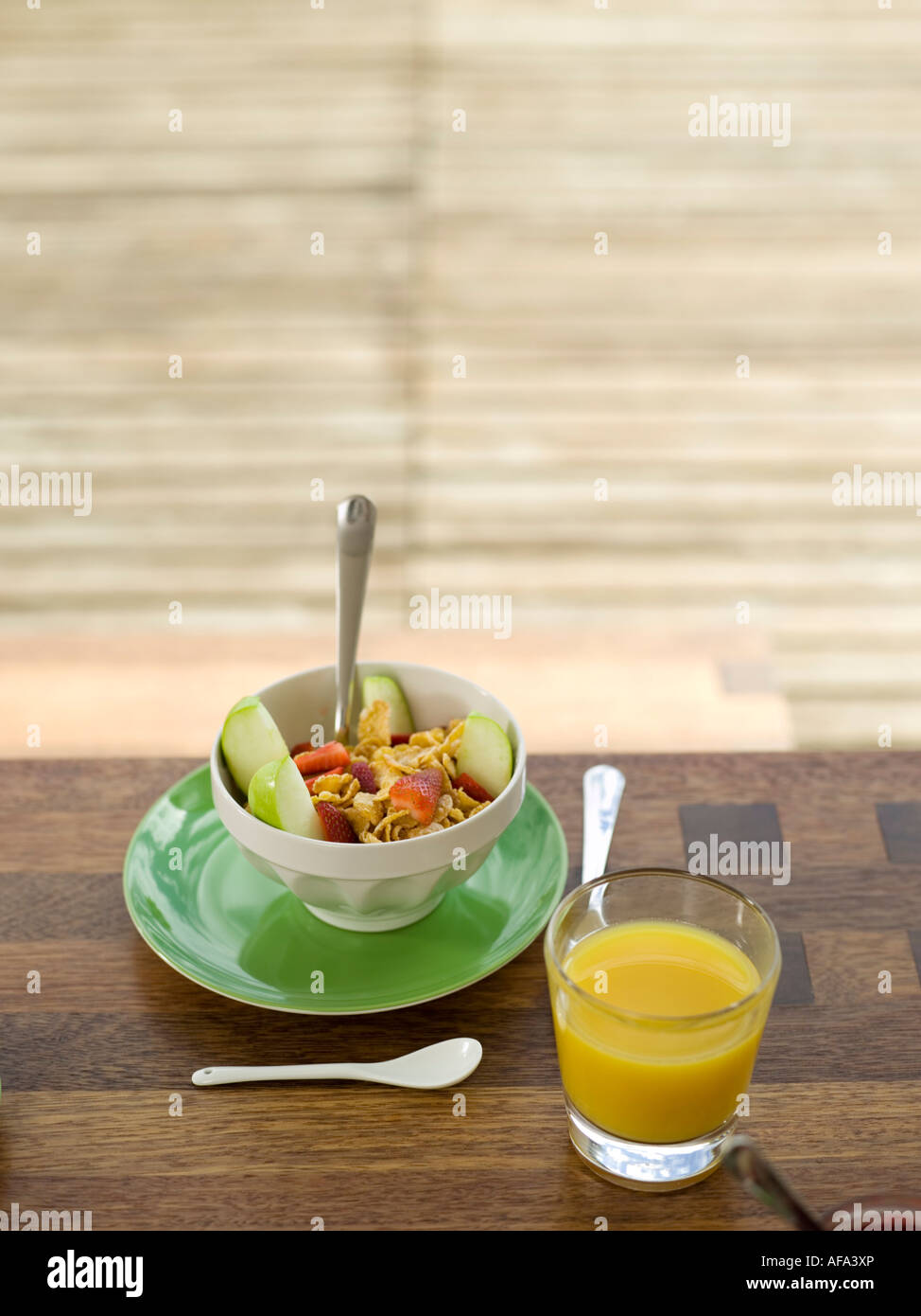 Frühstück mit Müsli und Obst Stockfoto