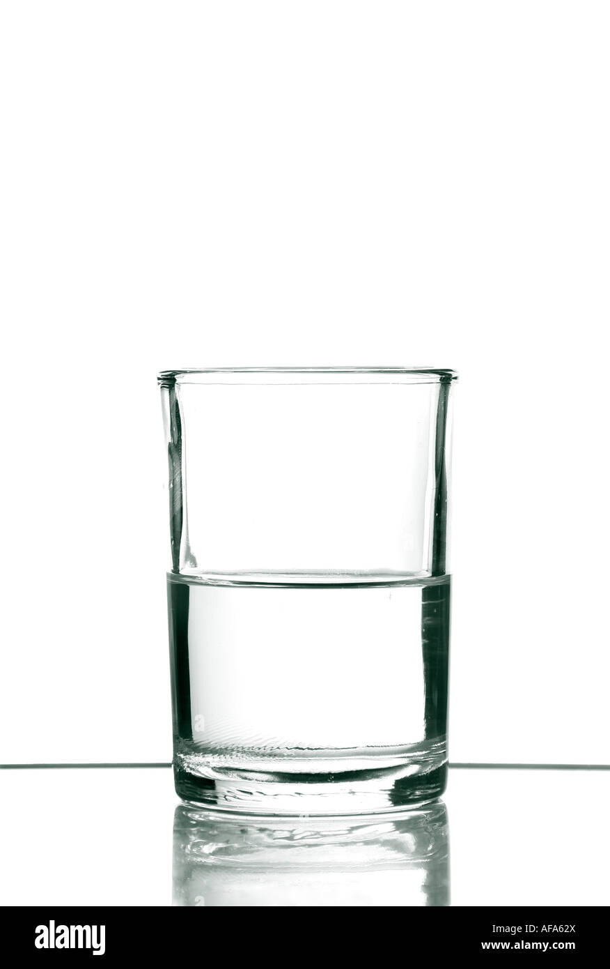 halbes Glas Wasser Stockfotografie