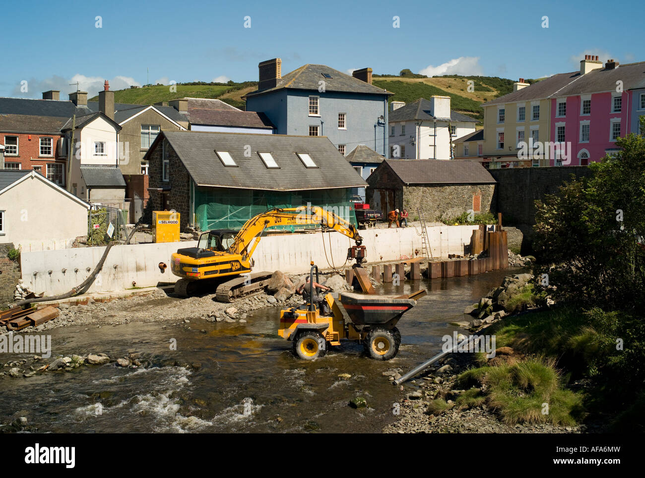 Muldenkipper und JCB Bagger im Fluss Aeron Aberaeron west wales Reparatur Meer oder Fluss Wand durch sintflutartigen Überschwemmungen beschädigt Stockfoto