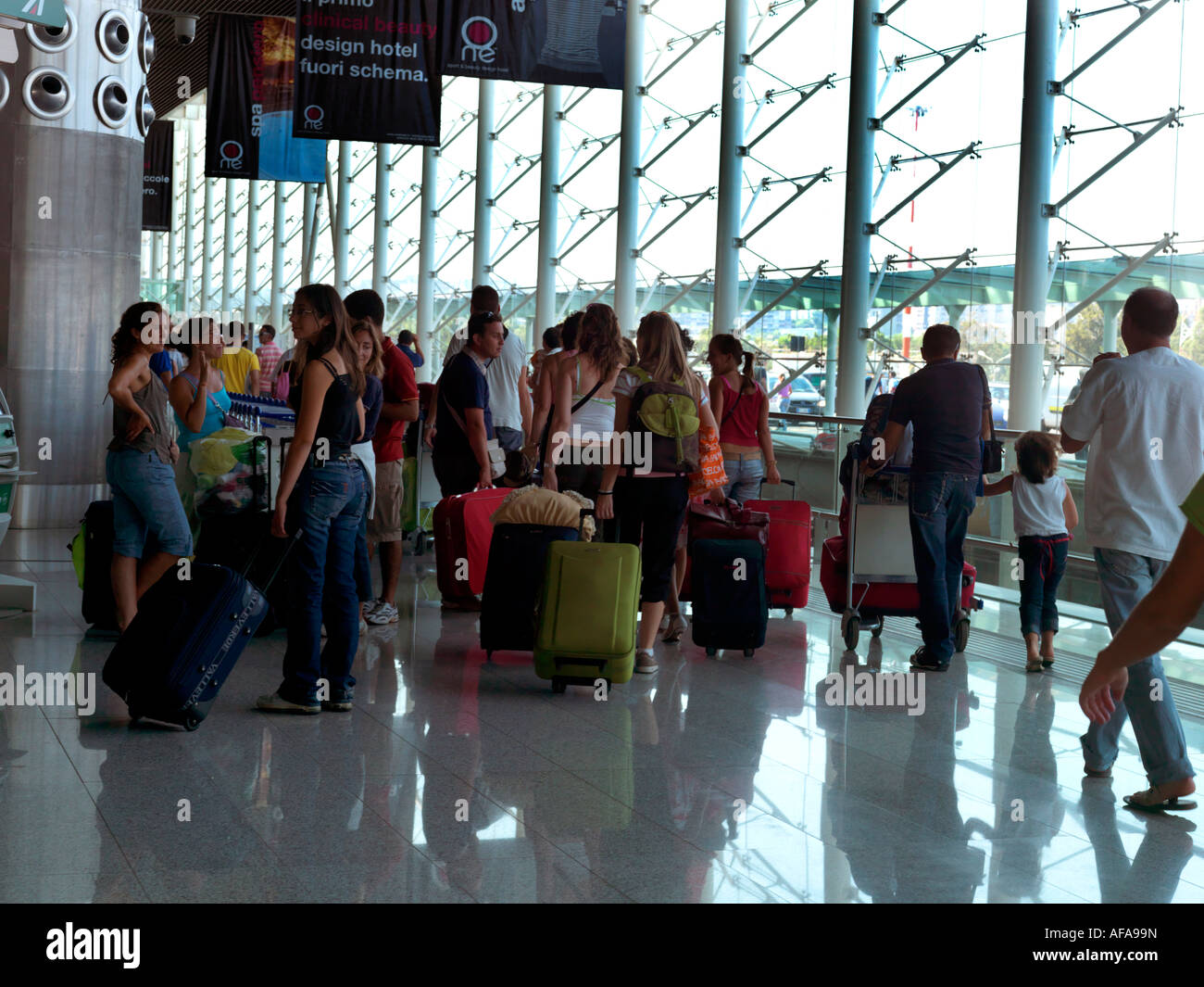Catania Flughafen Sizilien Reisegruppe mit Koffer Stockfoto