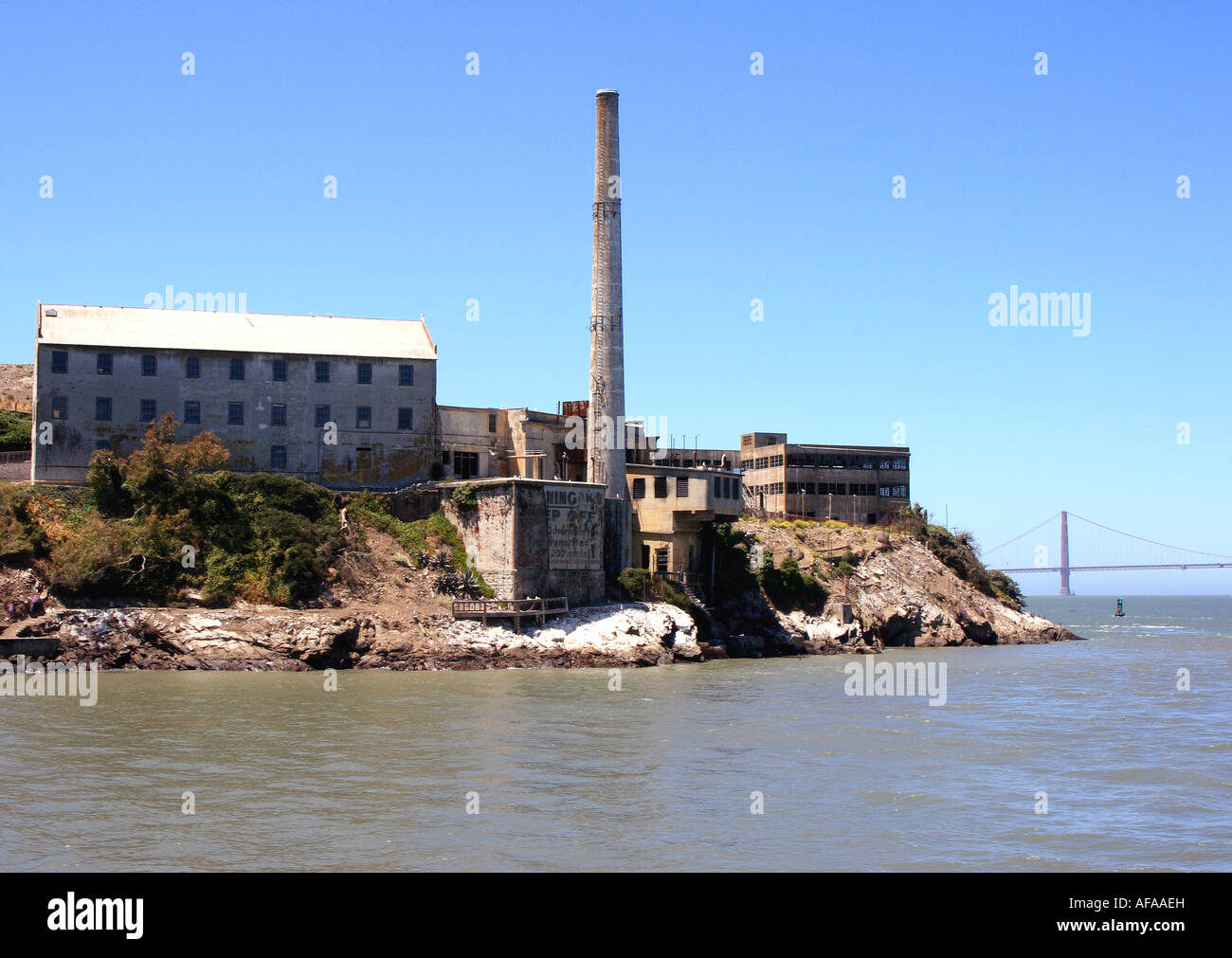 Alcatraz-Insel in der Bucht von San Francisco mit der Golden Gate Bridge im Hintergrund Stockfoto