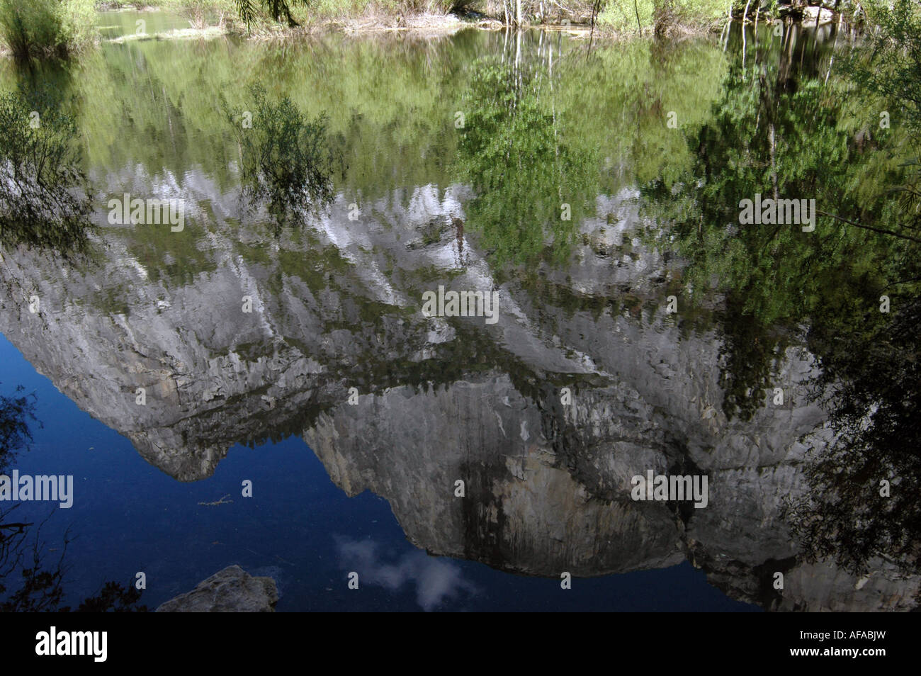 Reflexion der umliegenden Klippen in Mirror Lake, Yosemite Valley, Kalifornien, USA. Stockfoto