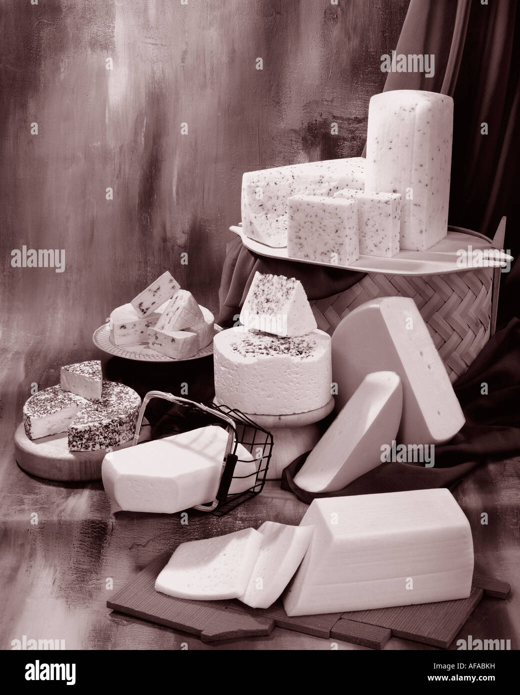 Dänischer Käse in Sepia von Gruppenfoto auf Warm getönten gesprenkelte Hintergrund. Hochformat, Studio Tischplatte. Klassisches Bild. Stockfoto