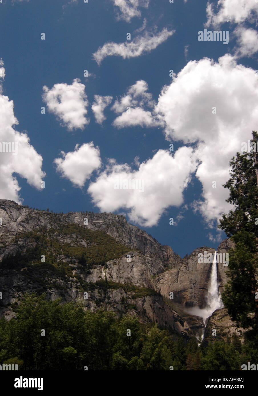 Oberen und unteren Yosemite Falls, Yosemite-Nationalpark, Kalifornien, USA. Stockfoto
