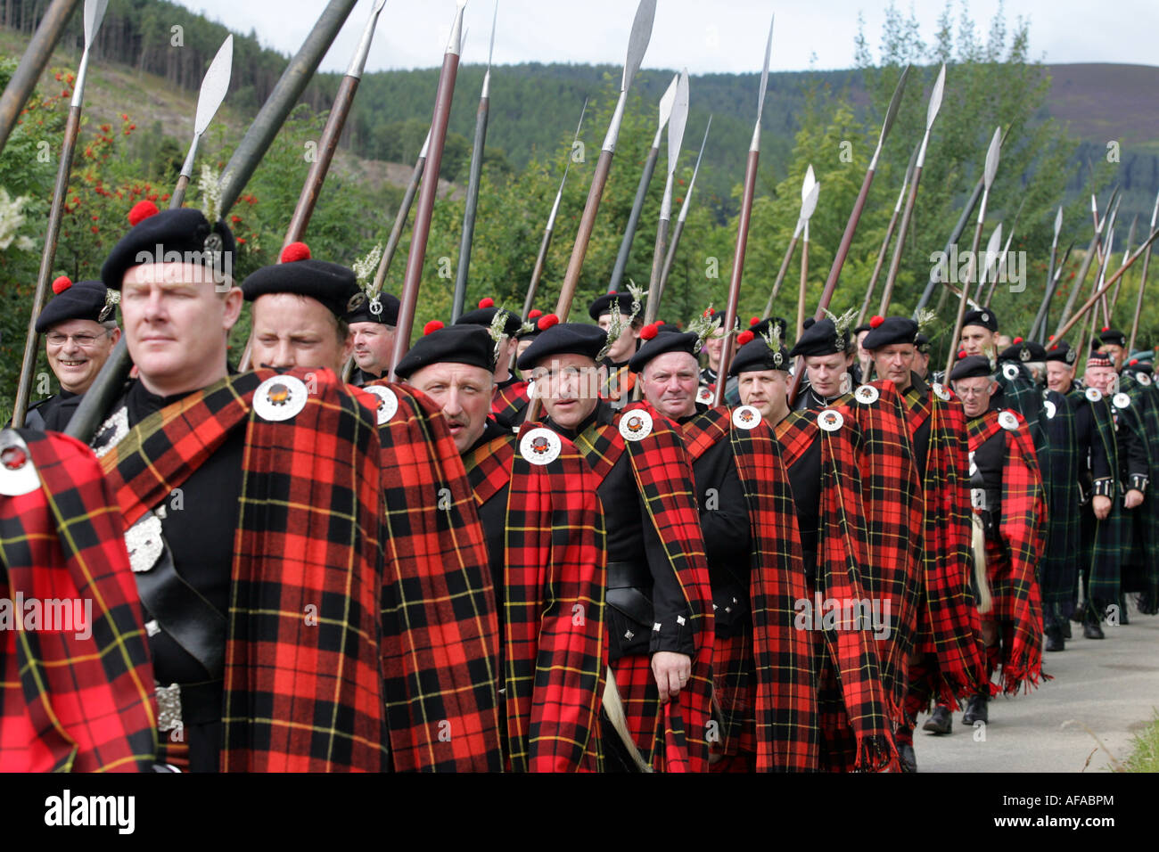 Männer die Lonach Highlanders marschieren in Richtung die Lonach Versammlung an Strathdon, Aberdeenshire, Schottland, Vereinigtes Königreich Stockfoto