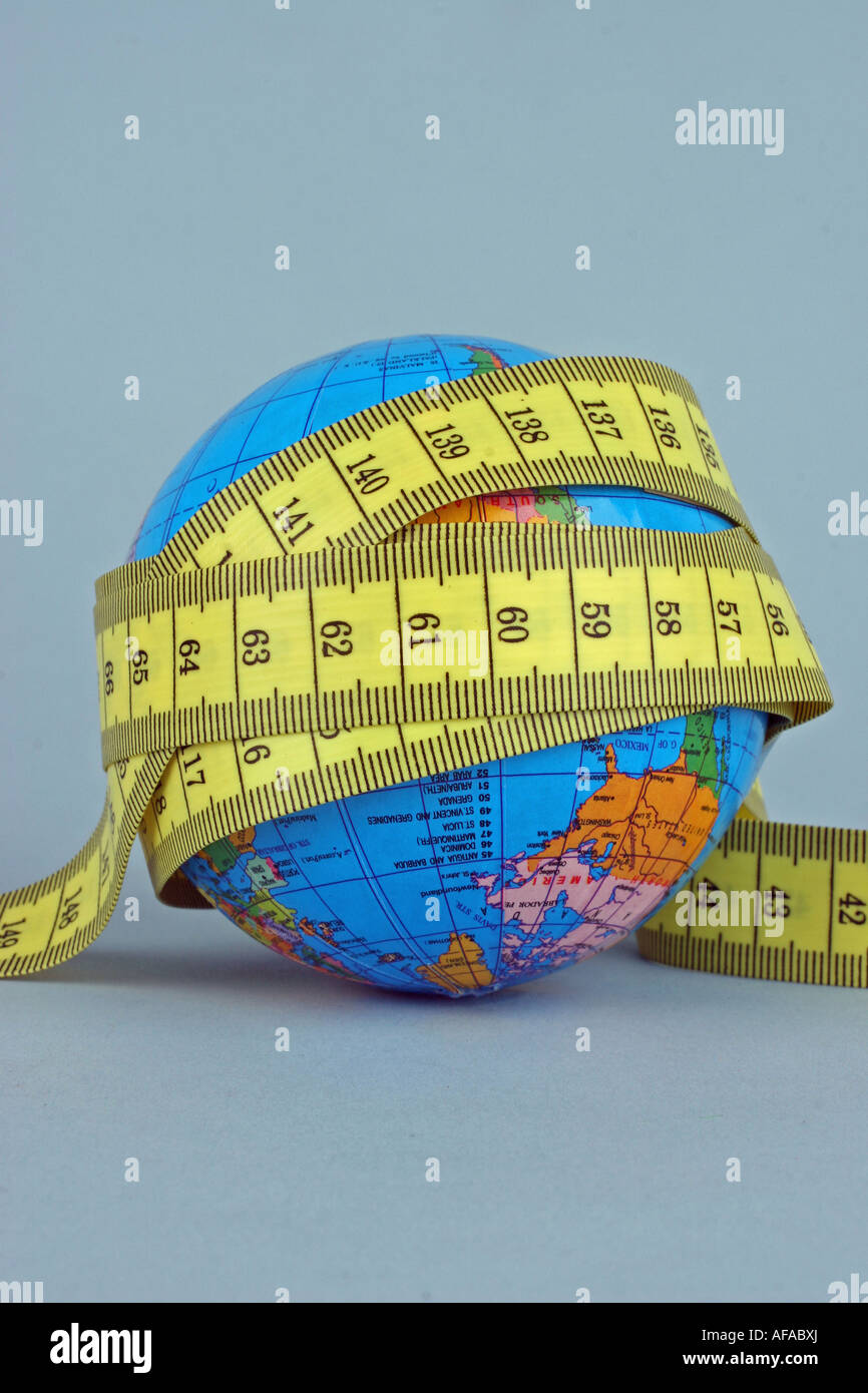 eine Kugel und ein Maßband Stockfoto