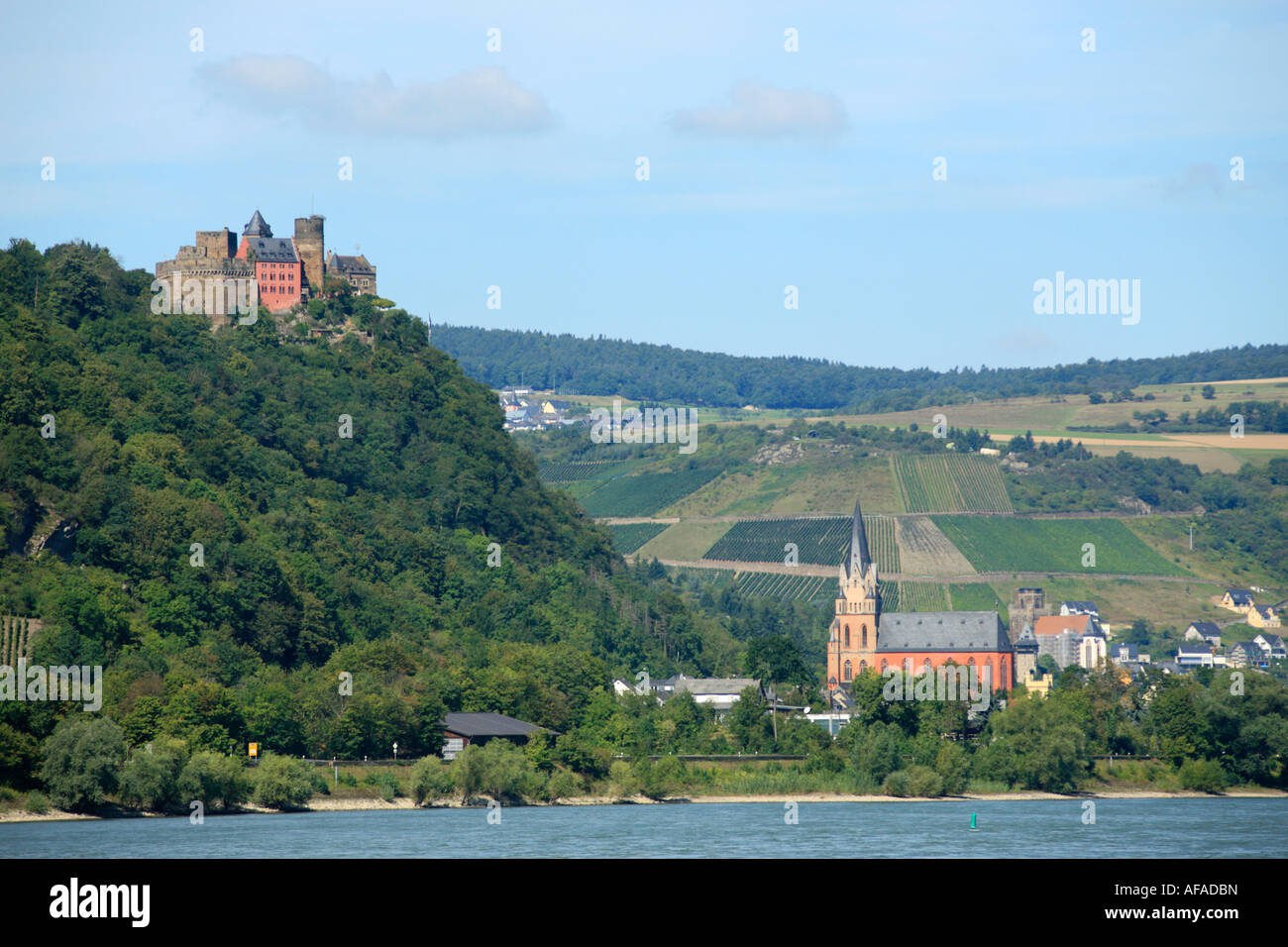 Schonburg Burg überragt Oberwesel im Rheintal Fluss in Deutschland Stockfoto