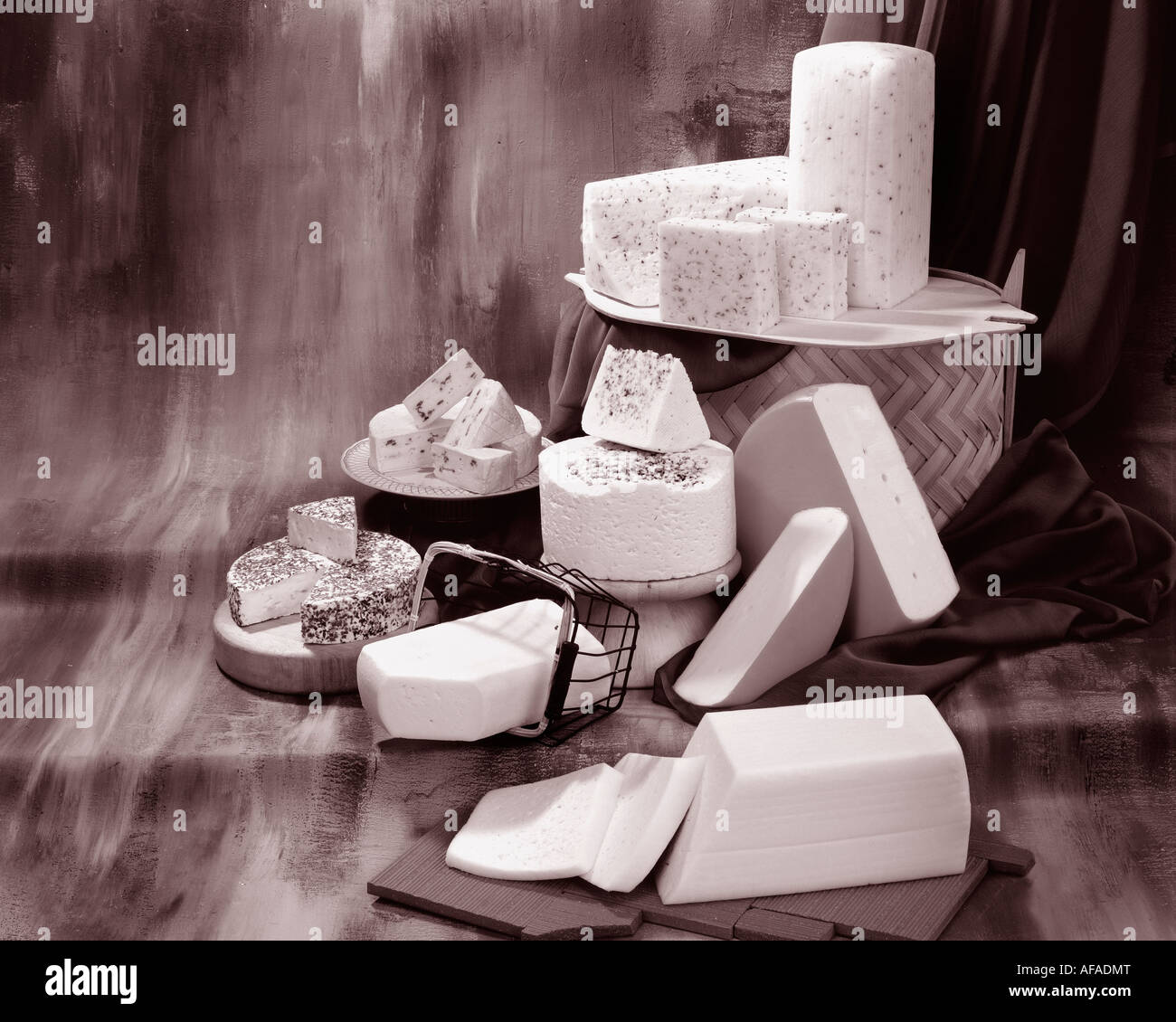 Dänischer Käse in Sepia von Gruppenfoto auf Warm getönten gesprenkelte Hintergrund. Querformat, Studio, Tischplatte. Klassisches Bild. Stockfoto