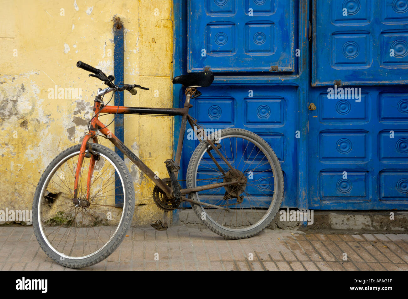 Altes Fahrrad Essaouira Straßenbild Marokko Nordafrika geparkt Stockfoto