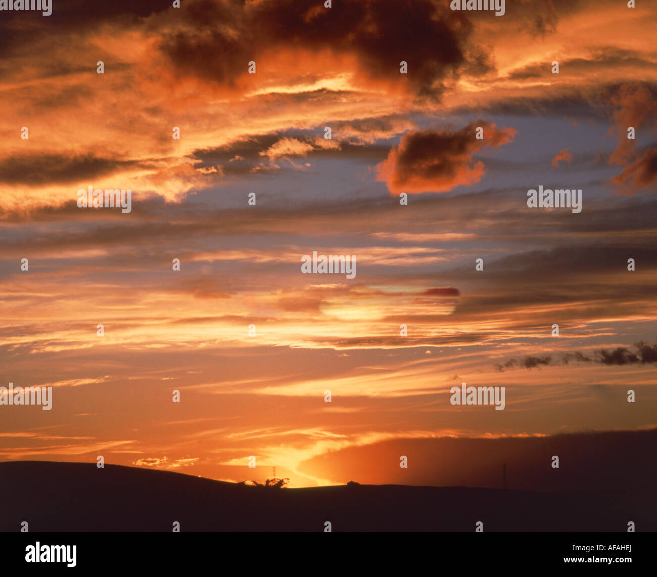 Wolkenformationen und Sonnenuntergang über Berge, Canterbury Plains, Christchurch, Canterbury, Neuseeland Stockfoto