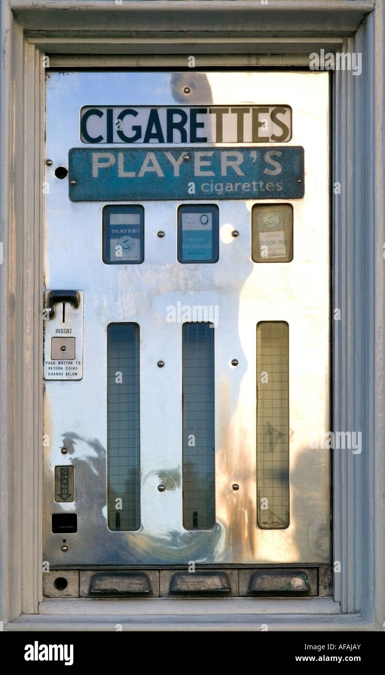 Sehr seltene alte Zigarettenautomat Stockfoto