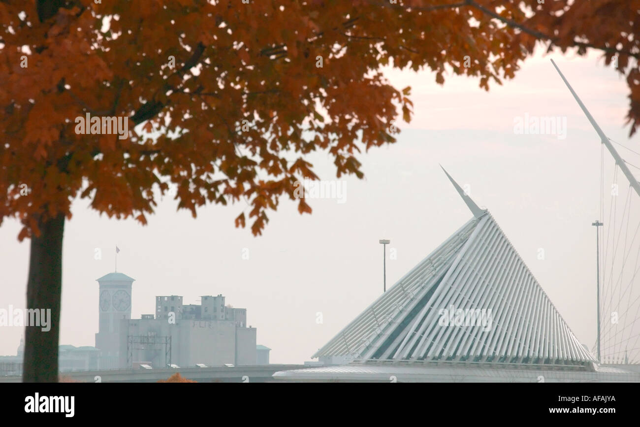 Calatrava-Flügel des Milwaukee Art Museum und Allen Bradley Gebäude Milwaukee Wisconsin USA Stockfoto