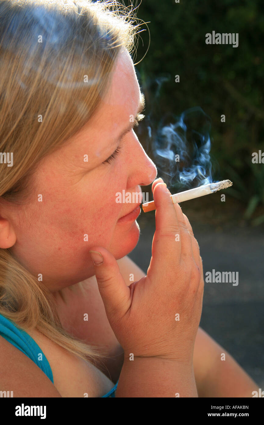 Dicke frauen rauchen -Fotos und -Bildmaterial in hoher Auflösung