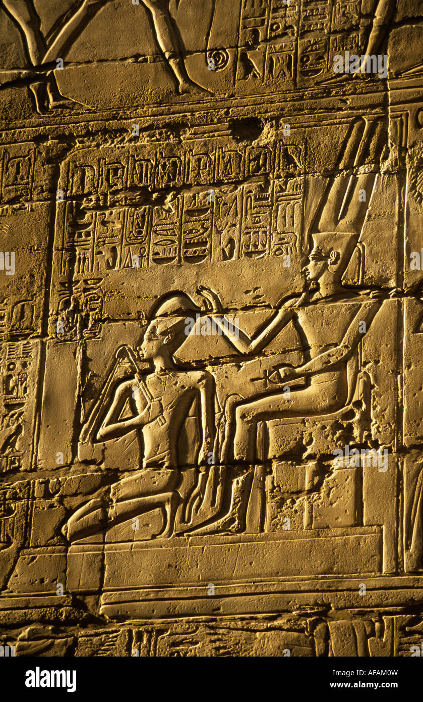 Ägypten Luxor Ostufer, Karnak-Tempel, Hypostall Hall, menschliche Figuren eingeschrieben an Wand Stockfoto
