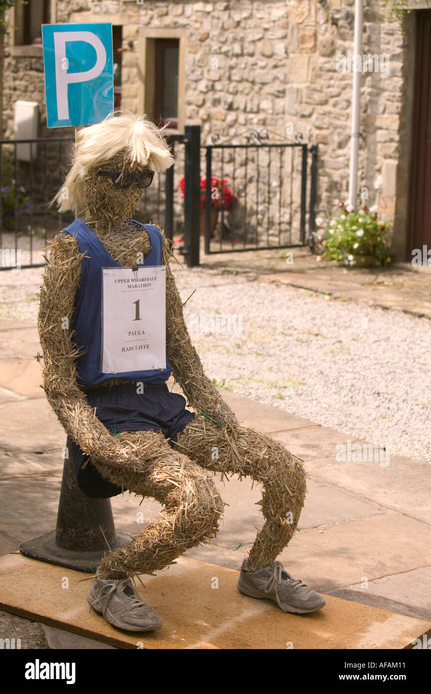 Paula Radcliffe Vogelscheuche stoppen für ein pinkeln bei Kettlewell Scarecrow Festival Kettlewell Yorkshire Dales National Park UK Stockfoto