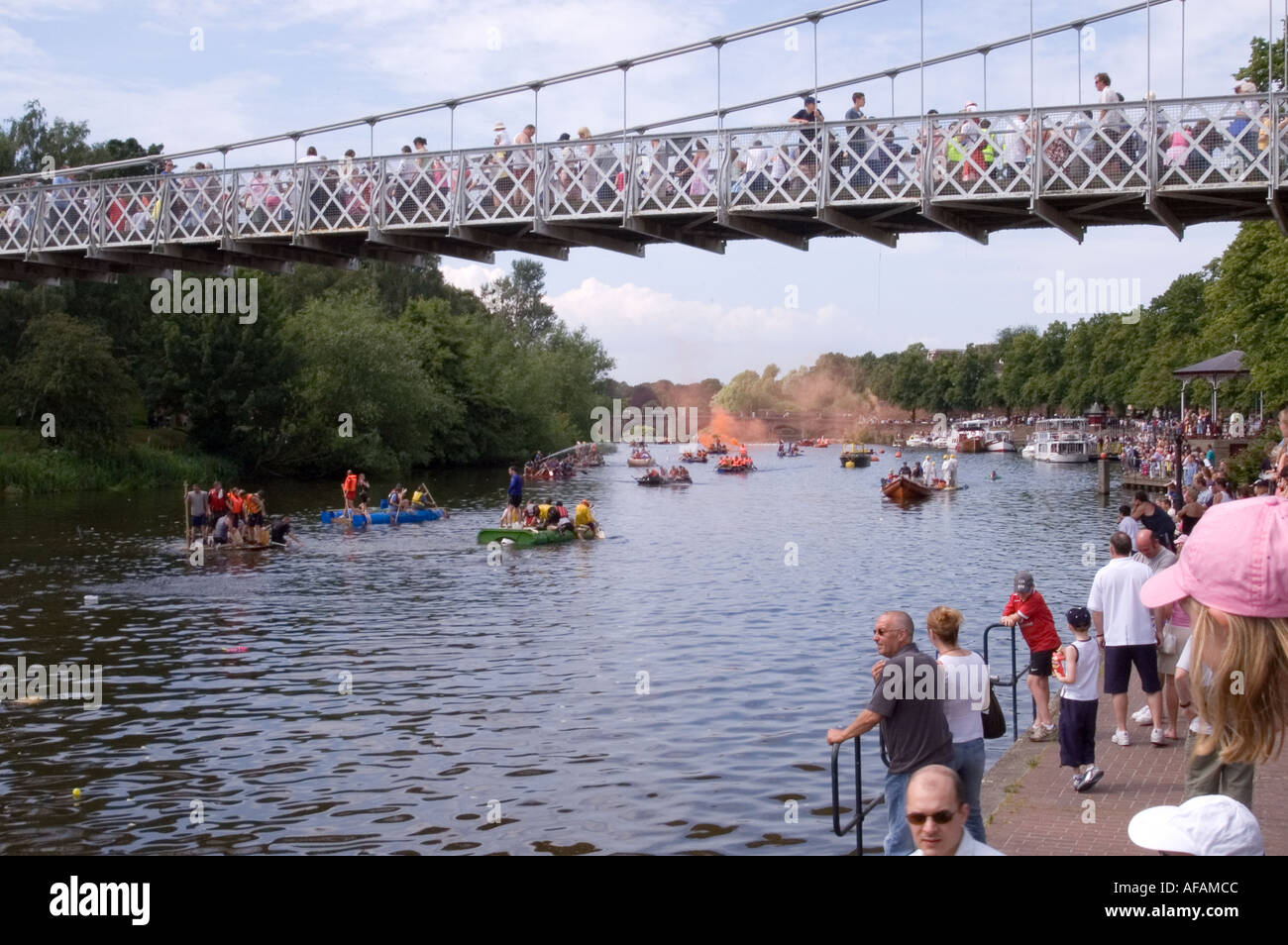 Die jährlichen Charity Raft Race am Fluss Dee in Chester Stockfoto