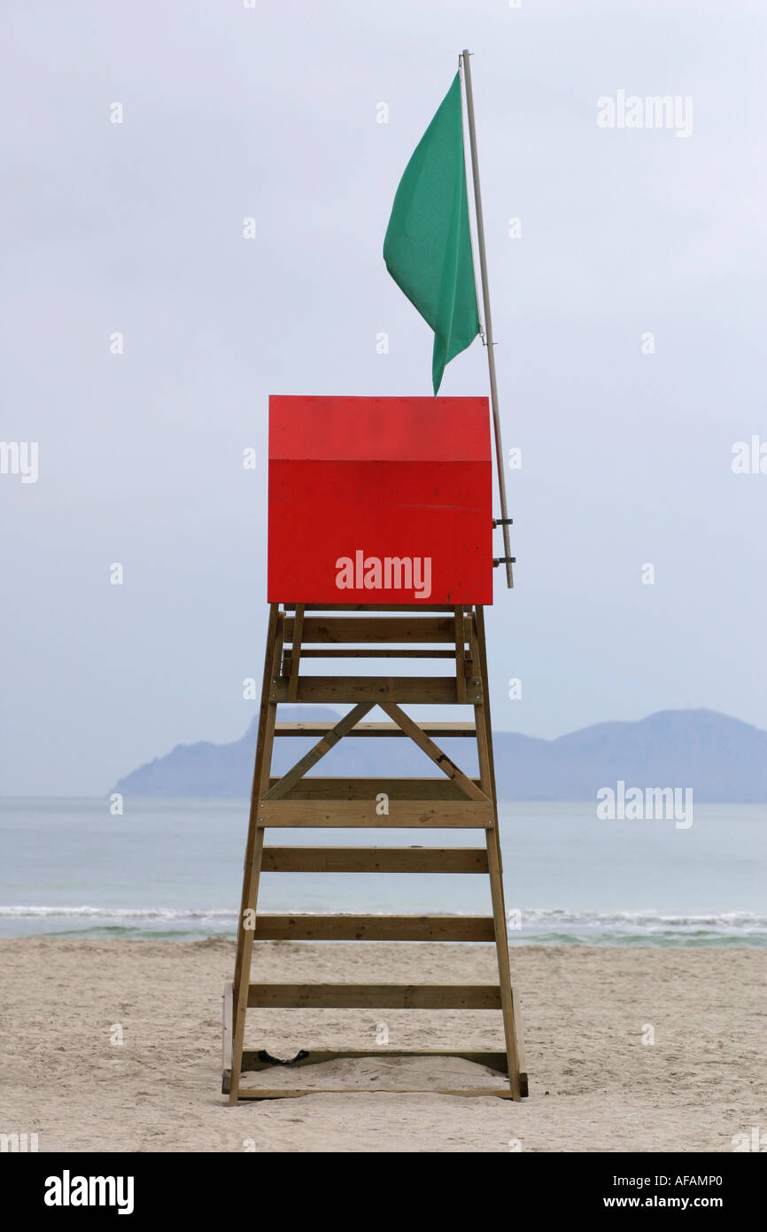 Leere Rettungsschwimmer-Turm auf dem Strand von Alcudia Mallorca-Spanien Stockfoto