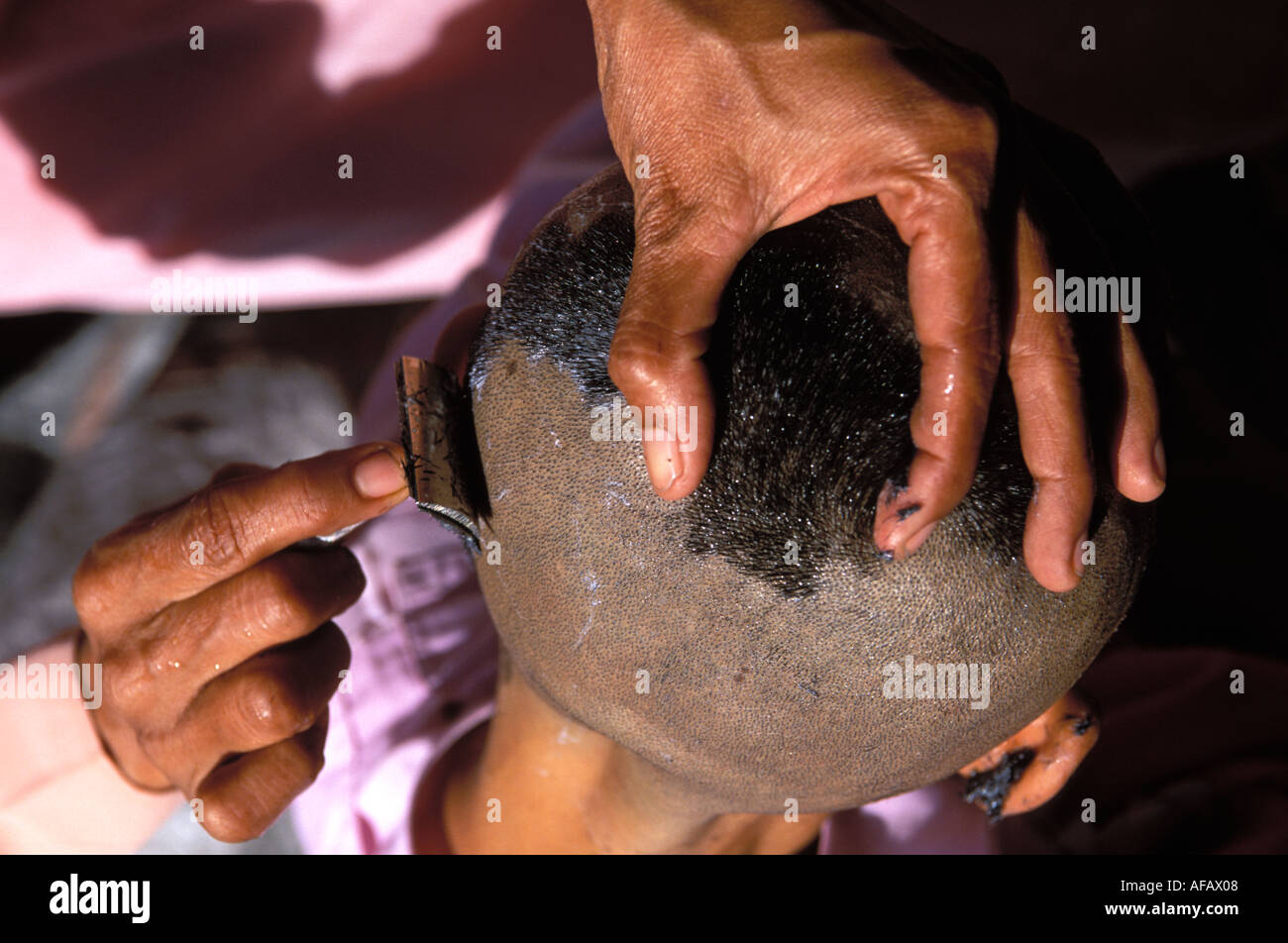 Sagaing eine Nonne, die den Kopf rasieren Stockfoto