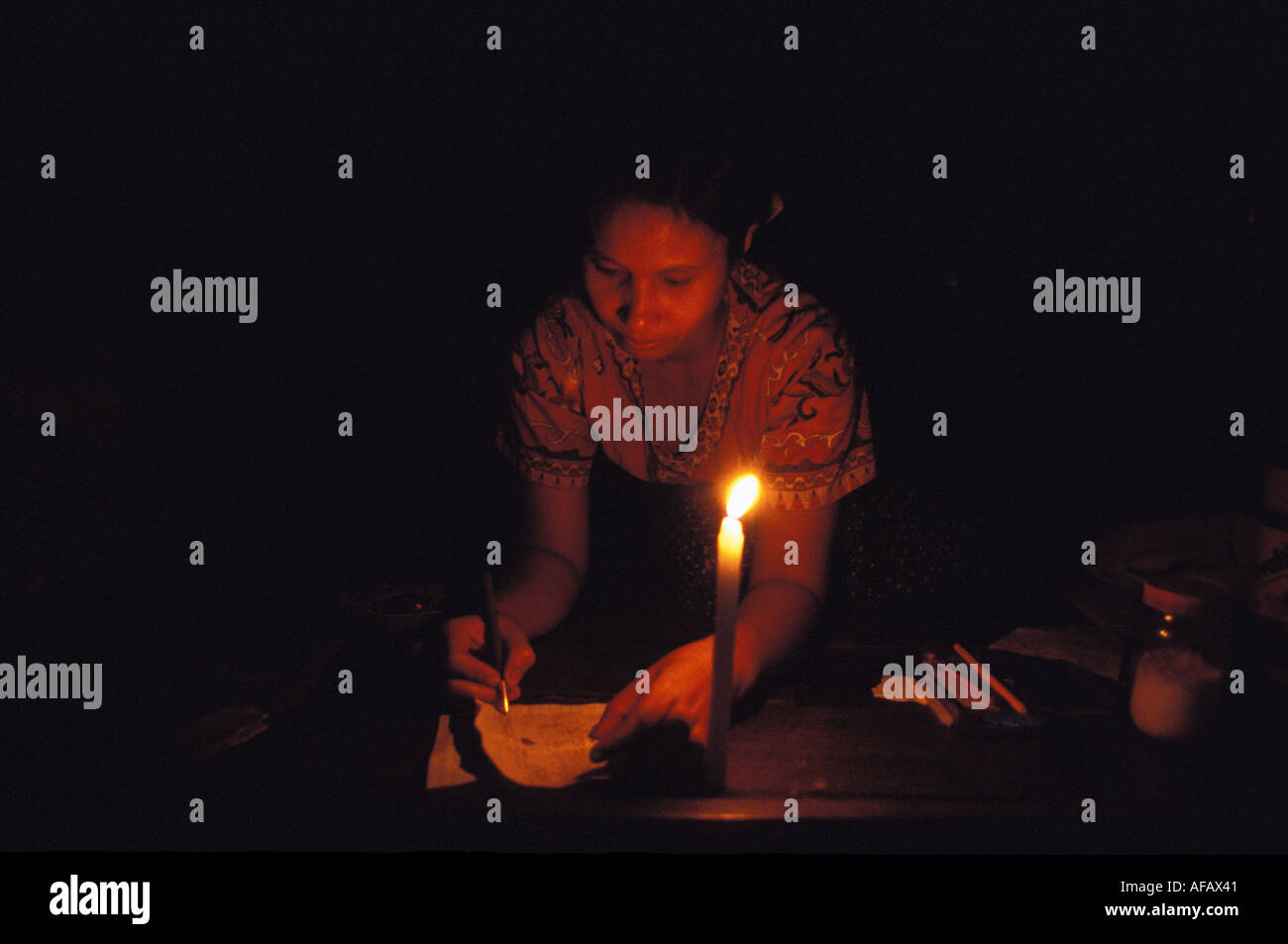 Schreiben bei Kerzenlicht Stockfoto