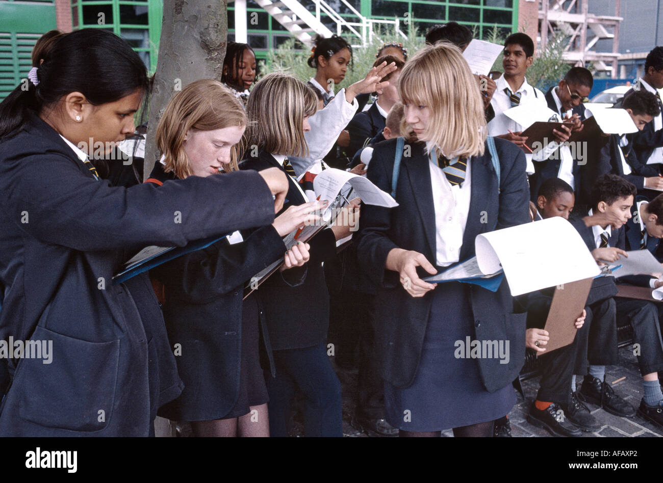 Mittelschule Kinder auf einem Ausflug mit Clip-boards Stockfoto