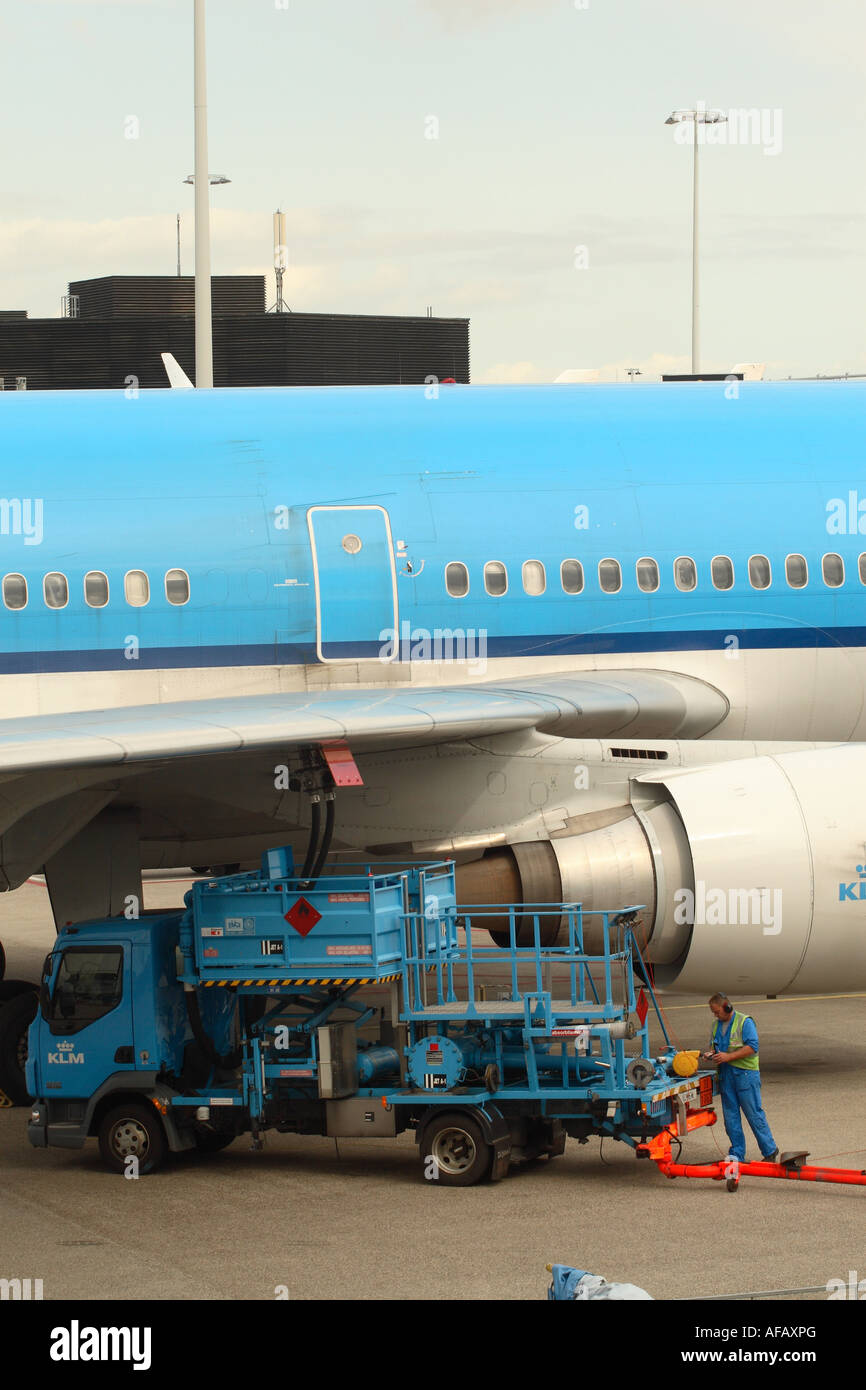 Flughafen-Verkehrsflugzeug mit Flugkraftstoff Jet betankt werden Stockfoto