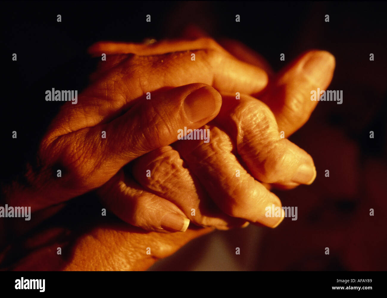 Nahaufnahme eines älteren arthritischen Händen von mittleren gealterten Händen gehalten Stockfoto