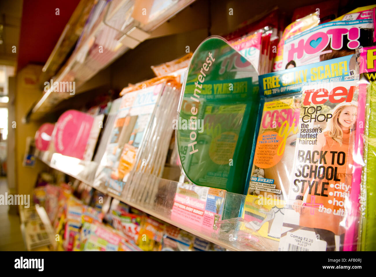 Zeitschriften in einem Kiosk-Regal Stockfoto