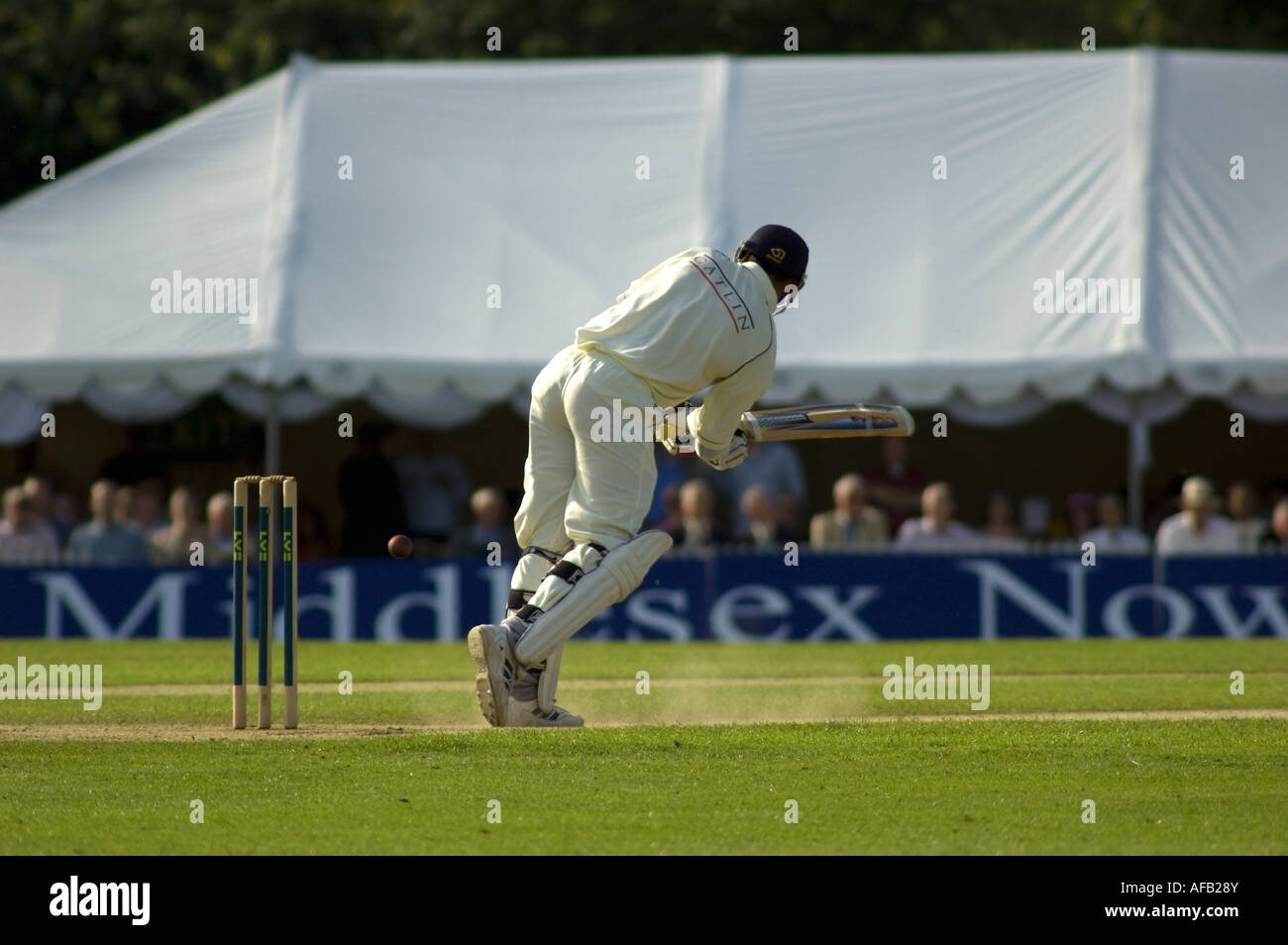 Middlesex Cricket Spieler Fußball Bein Blick schoss mit Staub fliegt. Stockfoto
