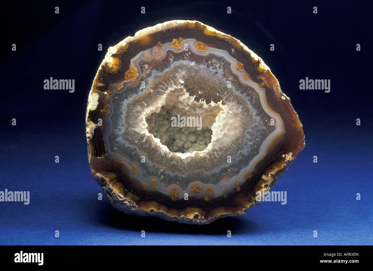Geode mit Quarz-Kristalle Stockfoto