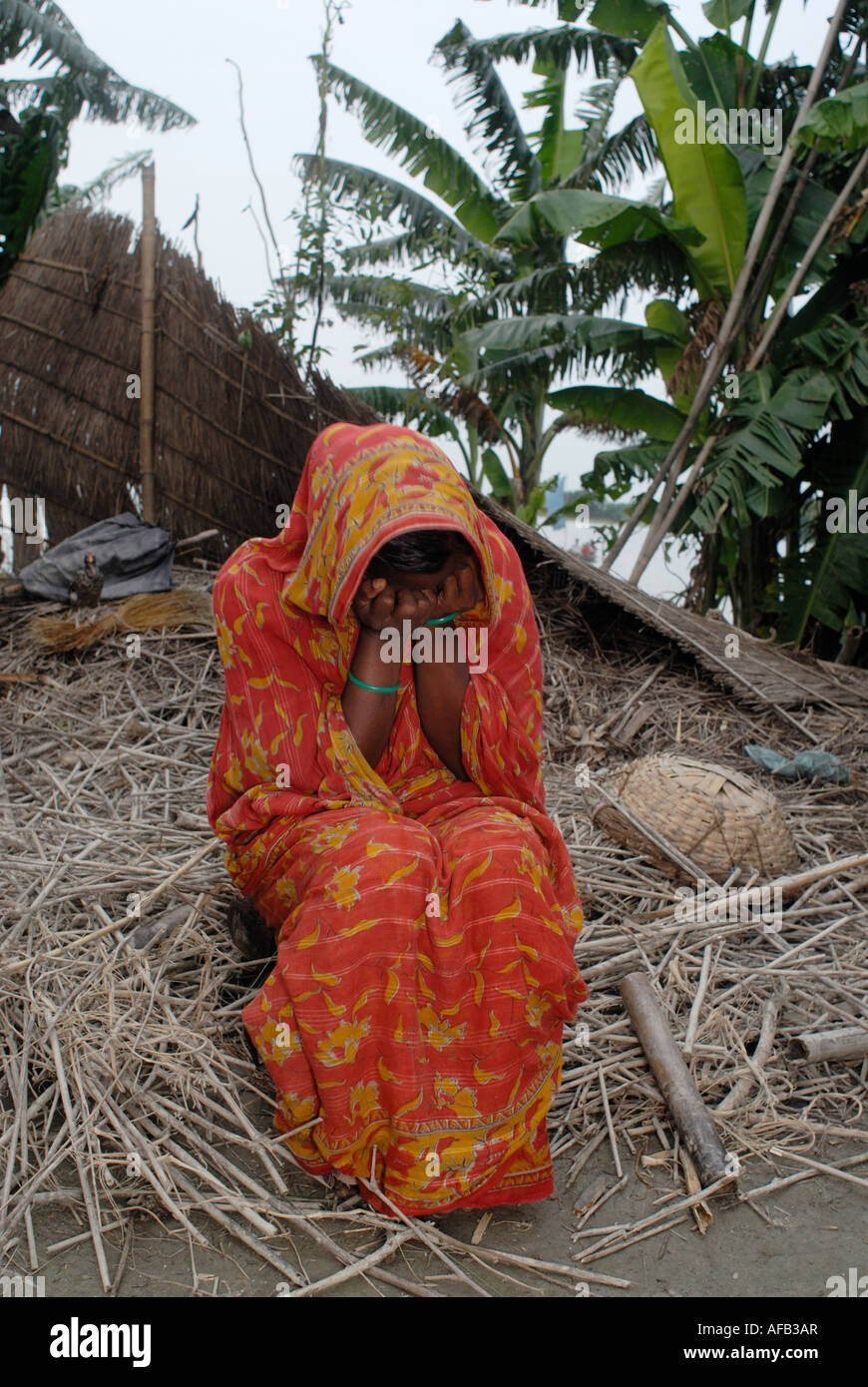 Flut betroffen Nord Bangladesh, Juni 2007.Munima im Alter von 25 sitzen auf den Überresten ihres Hauses komplett zerstört wurde Stockfoto