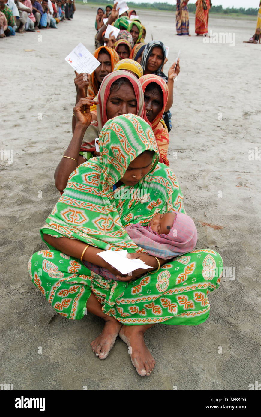 Flut betroffenen Norden Bangladesch, Juni 2007.Emergency Familienpaket Verteilung von Rothalbmond-Gesellschaft. Stockfoto