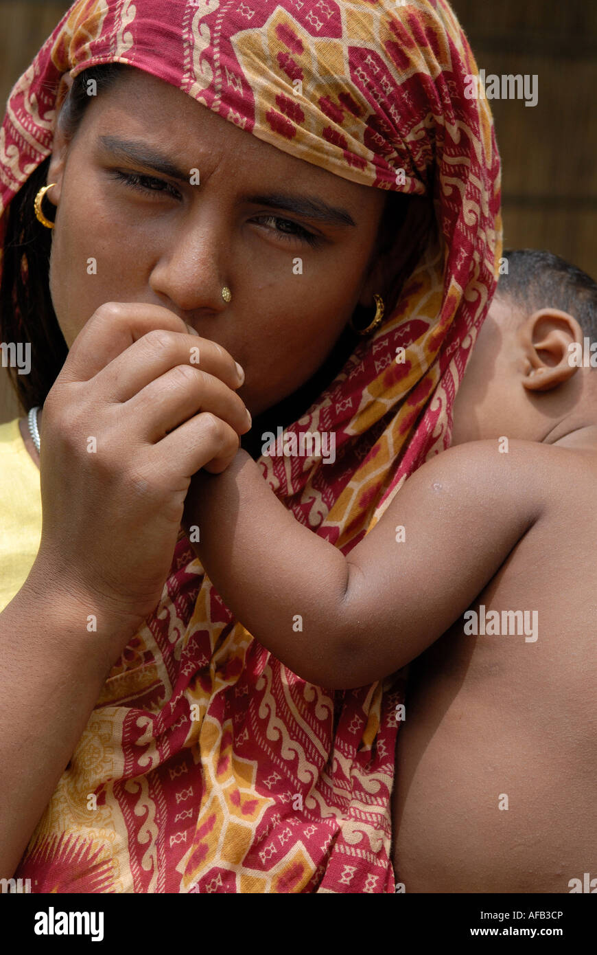 Bangladesch 2007 nach der Flut. Mutter ihr Baby trösten Stockfoto