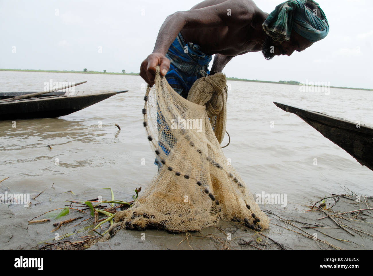 Bangladesch 2007 nach der Flut. Jigamarighat Buduz Samon 40 Fischer mit Fischernetz Stockfoto