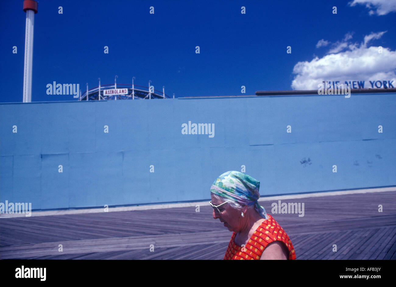 Frau in einer weißen Sonnenbrille. Das New York Aquarium 1981 Brooklyn, New York City, US HOMER SYKES Stockfoto