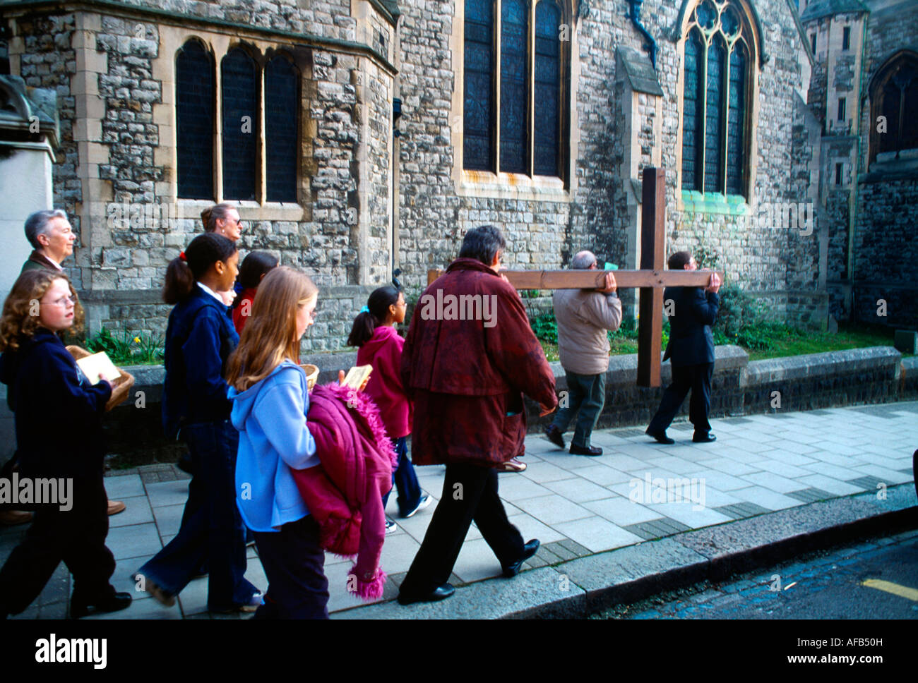 Karfreitag-Spaziergang der Zeuge Roehampton tragen Kreuz St.-Josephs katholische Kirche Stockfoto