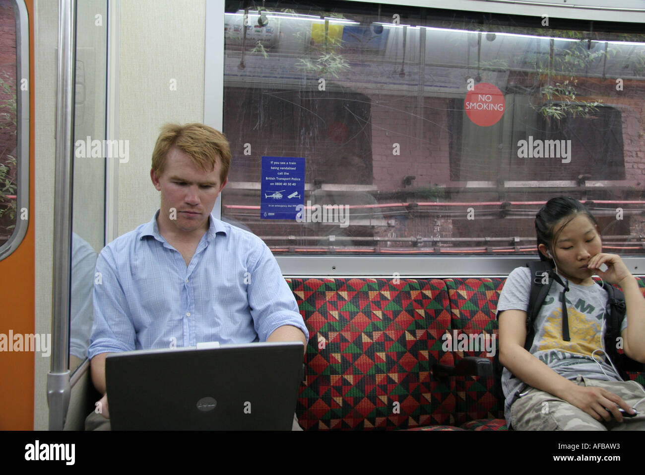 gelangweilte Passagiere auf u-Bahn Stockfoto