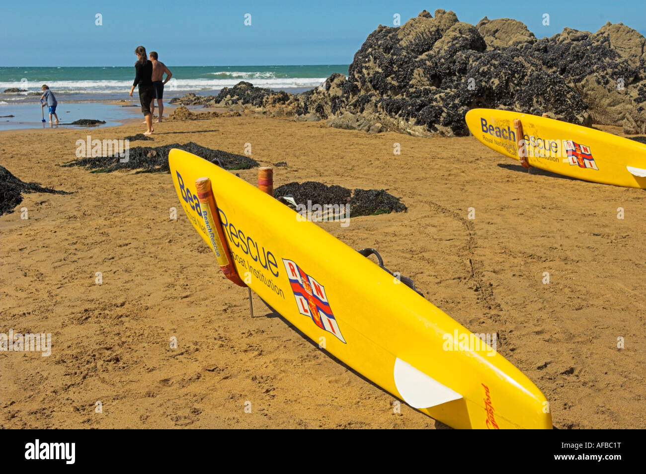 Gelbe Royal National Lifeboat Institute Strand Rettung Surfbrett Stockfoto