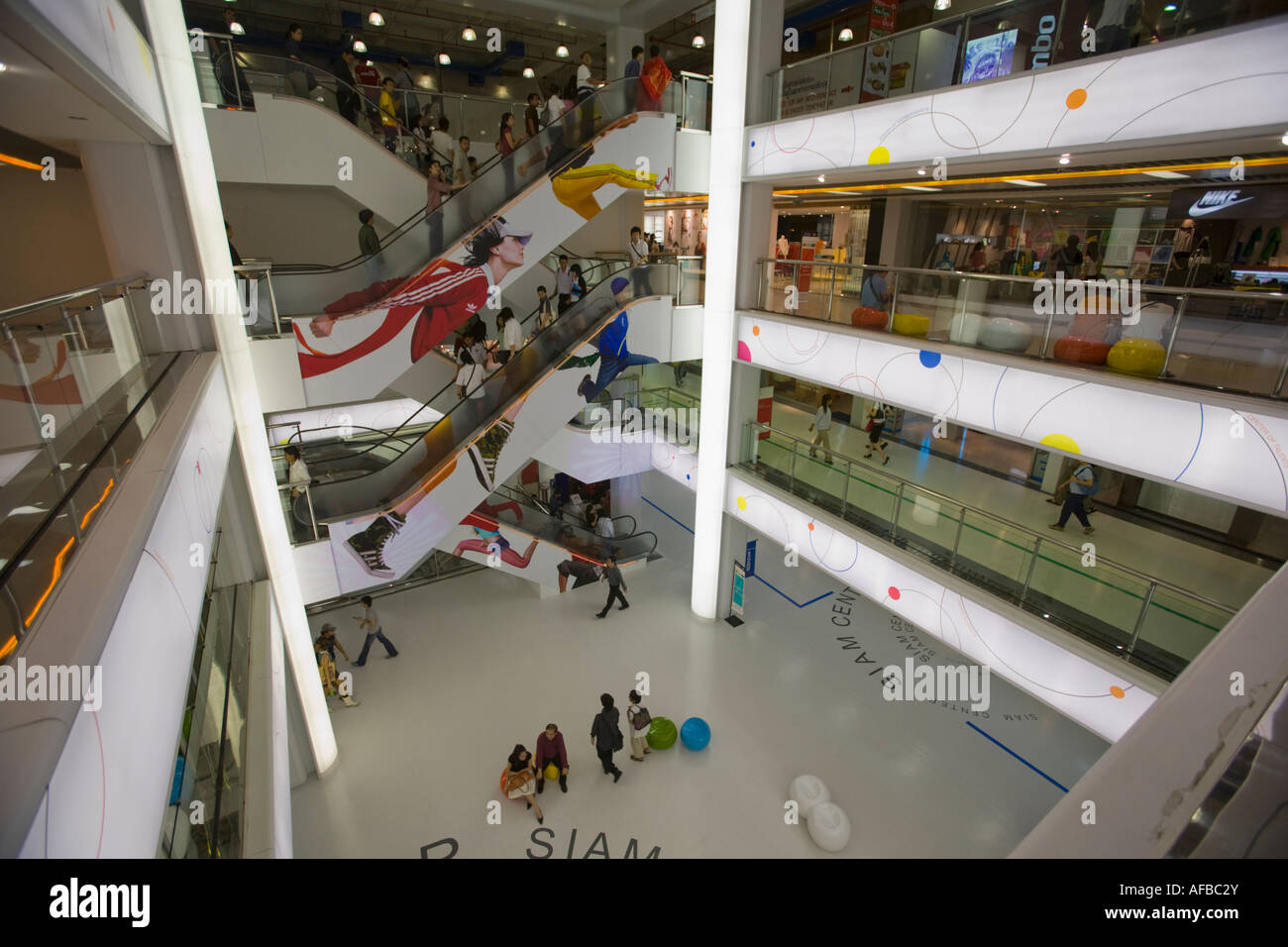 Siam Center ist eines der beliebtesten Einkaufszentren in Bangkok, Thailand. Stockfoto