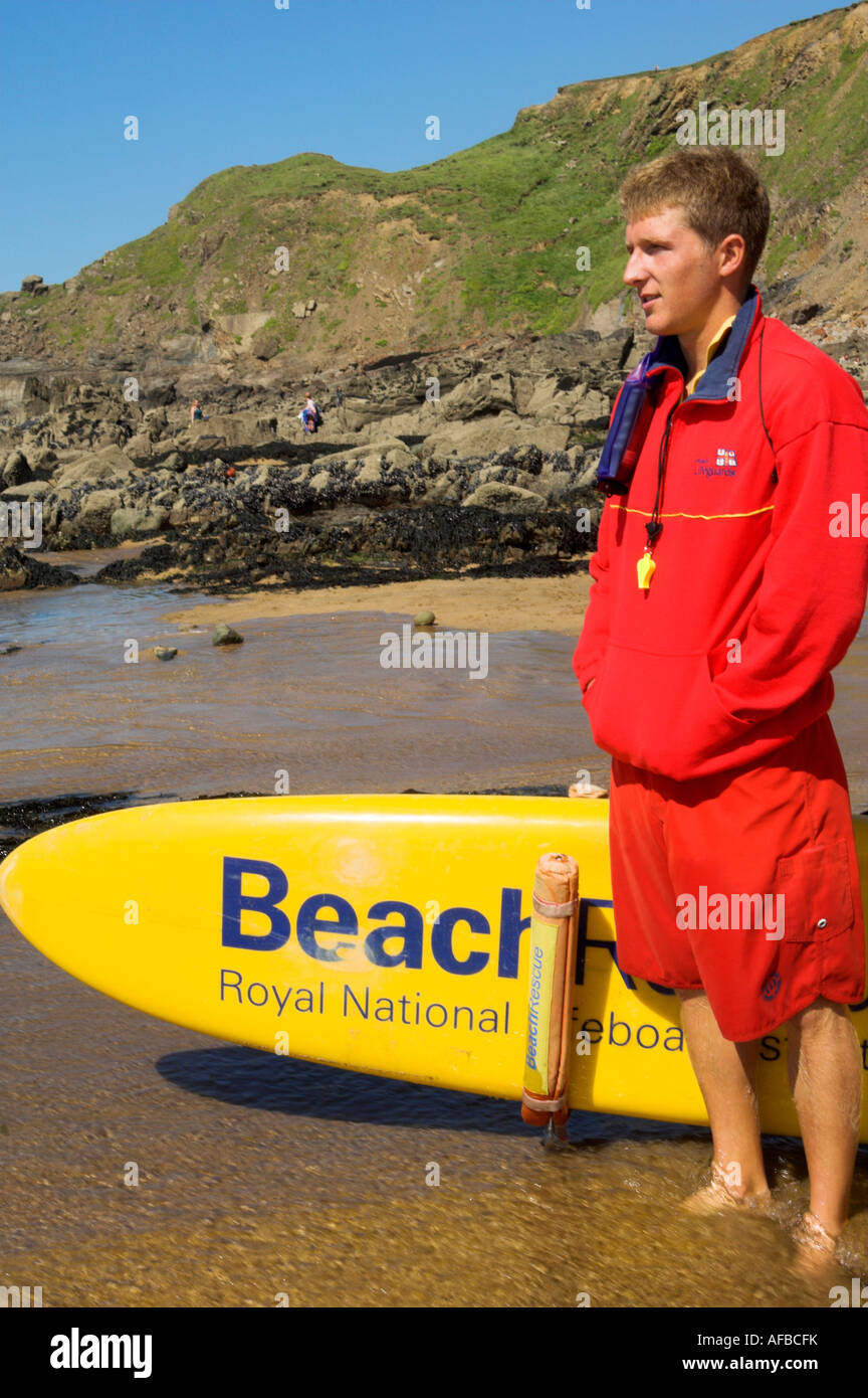 Rettungsschwimmer und gelbe Royal National Lifeboat Institute Strand retten Surfbrett Stockfoto