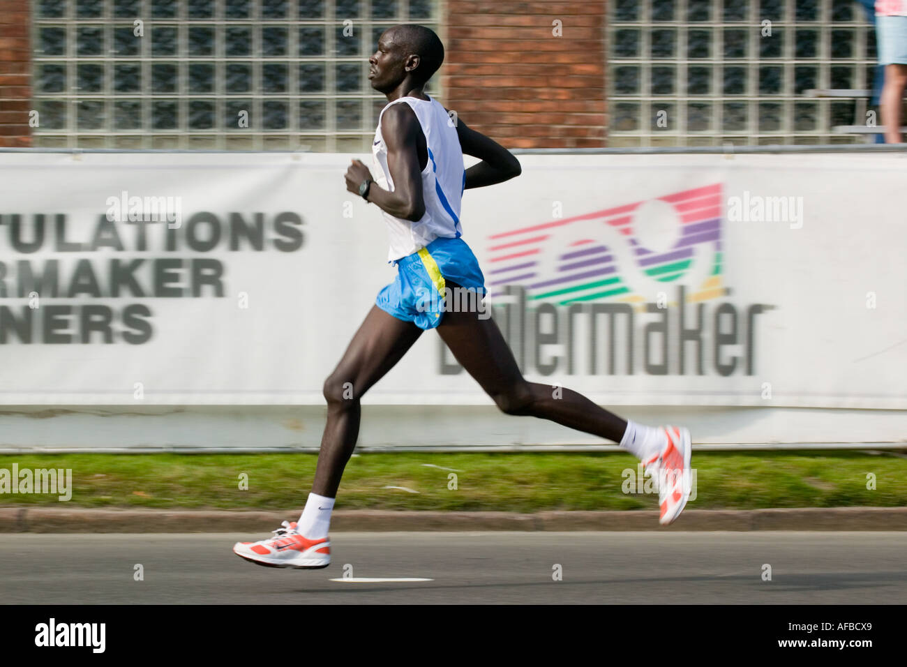 Kenianische Langstreckenläuferin bei The Boilermaker 15K Straßenrennen Utica New York Stockfoto