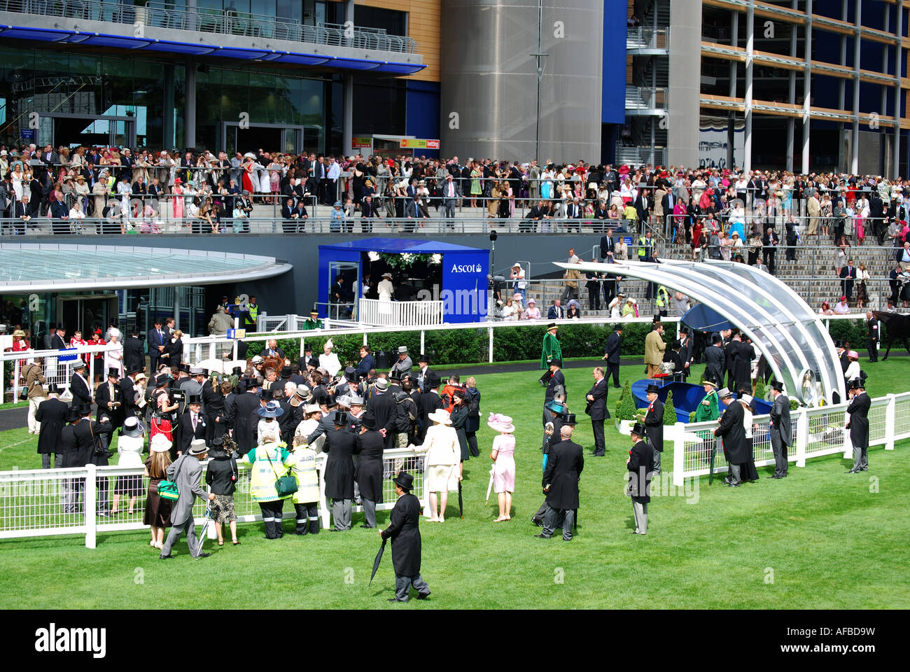 Tribüne und Parade Ring, Royal Ascot-Meeting, Ascot Racecourse, Ascot, Berkshire, England, Vereinigtes Königreich Stockfoto