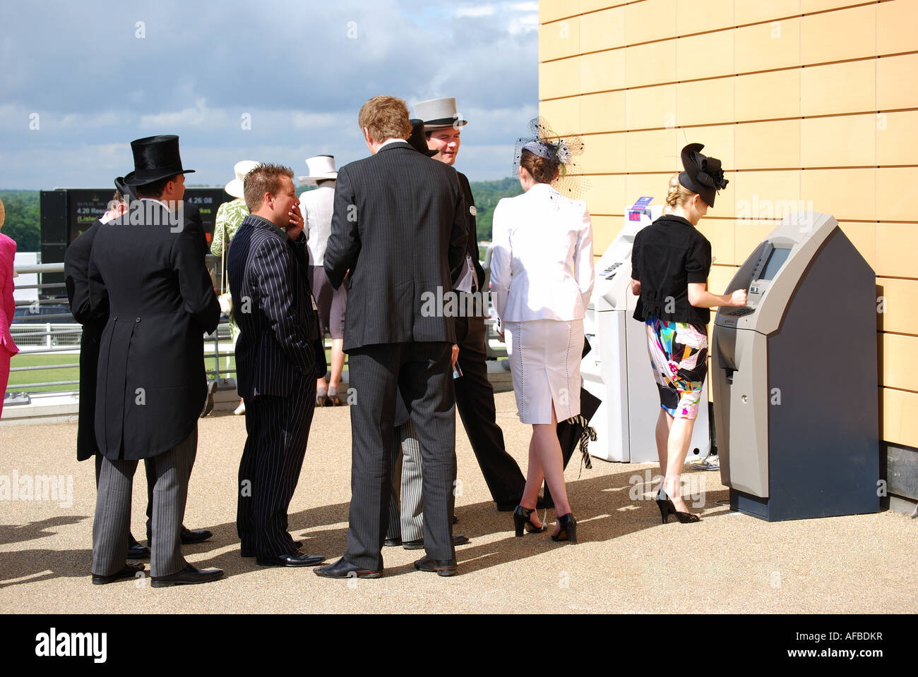 Warteschlange für Geldautomaten in Royal Enclosure, Royal Ascot-Meeting, Ascot Racecourse in Ascot, Berkshire, England, Vereinigtes Königreich Stockfoto