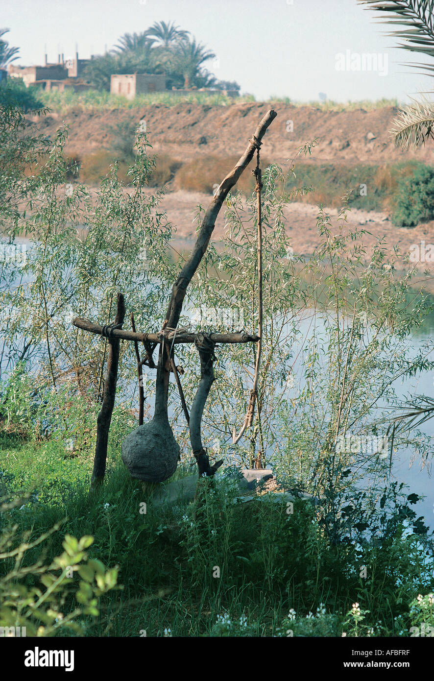 Traditionelle Boom Typ Bewässerung am Ufer des Flusses Nil Ägypten Stockfoto