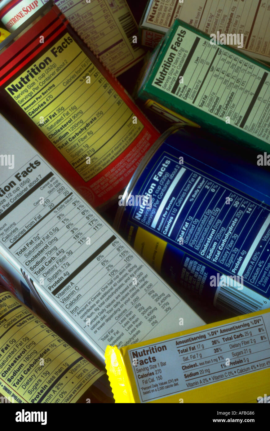 Verschiedenen Nährwertangaben auf Dosen und Schachteln verpackte Lebensmittel Stockfoto