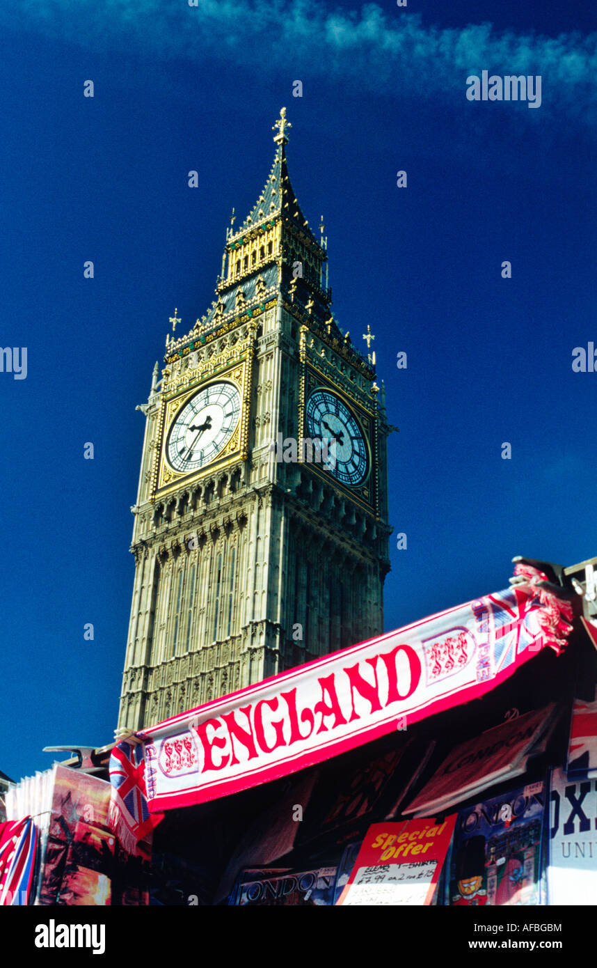 Der Londoner Big Ben mit England Fahne im Vordergrund Stockfoto