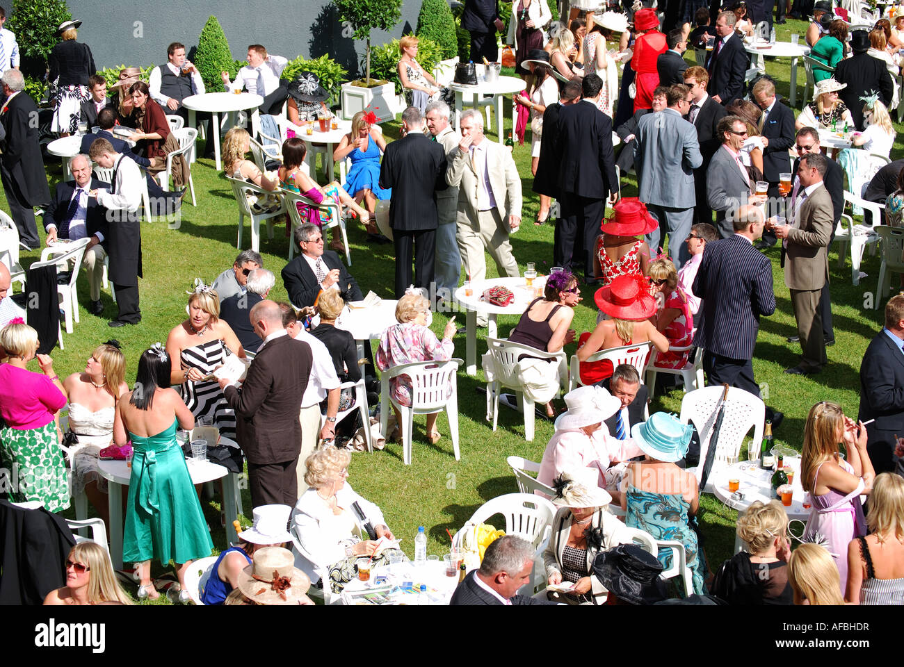 Champagner Bar Rasen, Royal Ascot-Meeting, Ascot Racecourse in Ascot, Berkshire, England, Vereinigtes Königreich Stockfoto