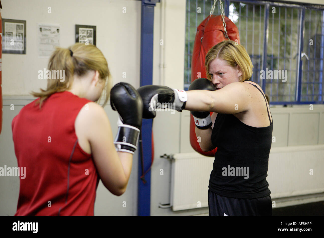 Frau, die Boxen in der Düsseldorfer Jugend Stanzen Zentrum Sparring mit Nicole Altwicker und Marion Klingler auf der linken Seite Stockfoto